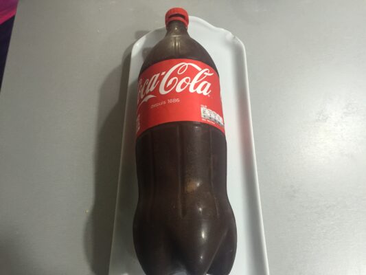 Recette Cuisine : Réaliser une Bouteille de Coca-Cola en Gâteau