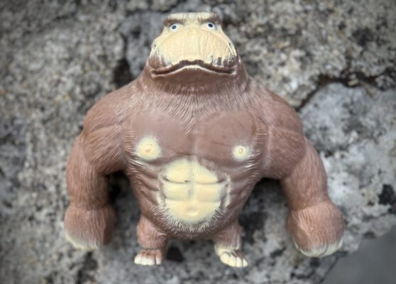 Test du jouet Monkeyman : un gorille déformable aussi fun que fragile ?
