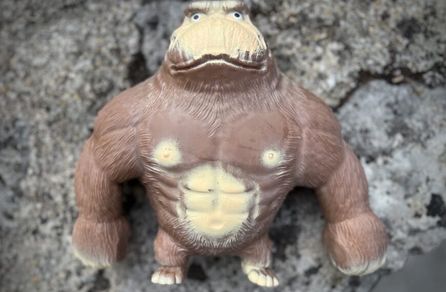 Test du jouet Monkeyman : un gorille déformable aussi fun que fragile ?